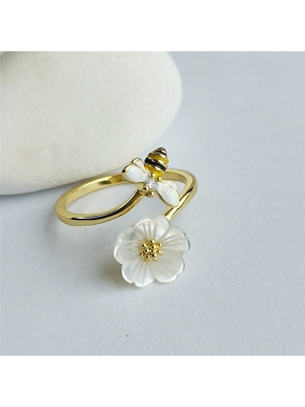 Mother of Pearl cz Bee ring size 8 🆕